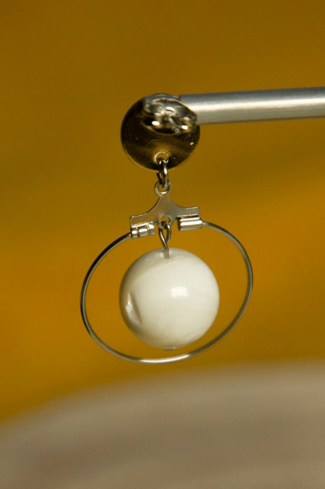 "Elégance nacrée" / Boucles d’oreilles nacre et acier inoxydable