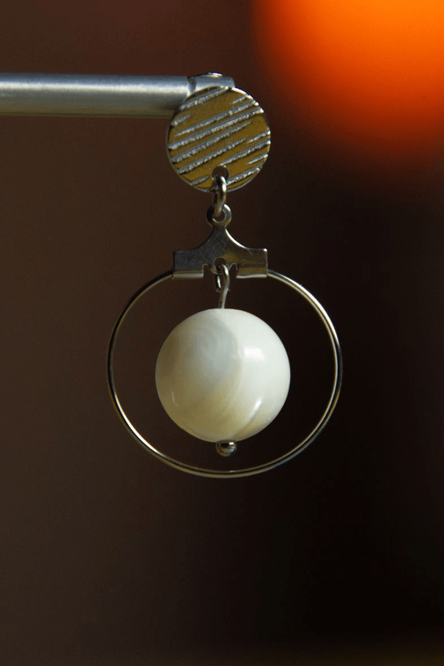 "Elégance nacrée" / Boucles d’oreilles nacre et acier inoxydable