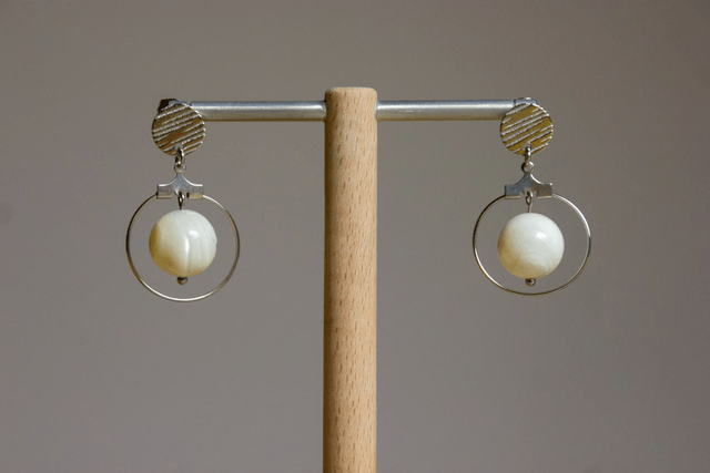 "Elégance nacrée" / Boucles d’oreilles nacre et acier inoxydable